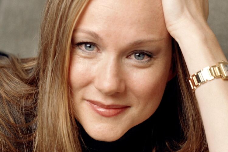 Laura Linney, She is the recipient of several awards, including two Golden Globe Awards and four Primetime Emmy Awards, and has been nominated for three Academy Awards and four Tony Awards